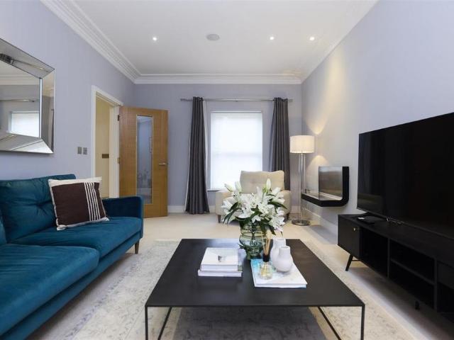 Townhouse for rent in Sunninghill and Ascot, South Ascot