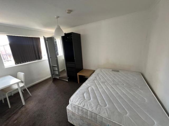 Townhouse for rent in Hyde Park, West Yorkshire