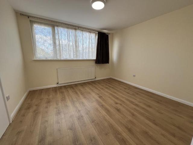 Townhouse for rent in Custom House, Greater London