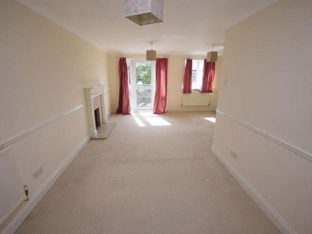 Townhouse for rent in Crumbles, Eastbourne