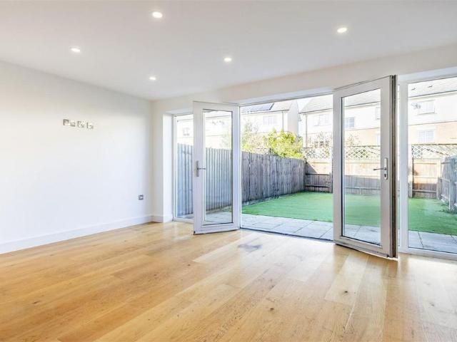 Townhouse for rent in Ivy Chimneys, Epping