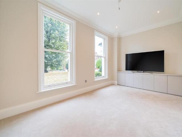 Townhouse for rent in Surbiton, Greater London