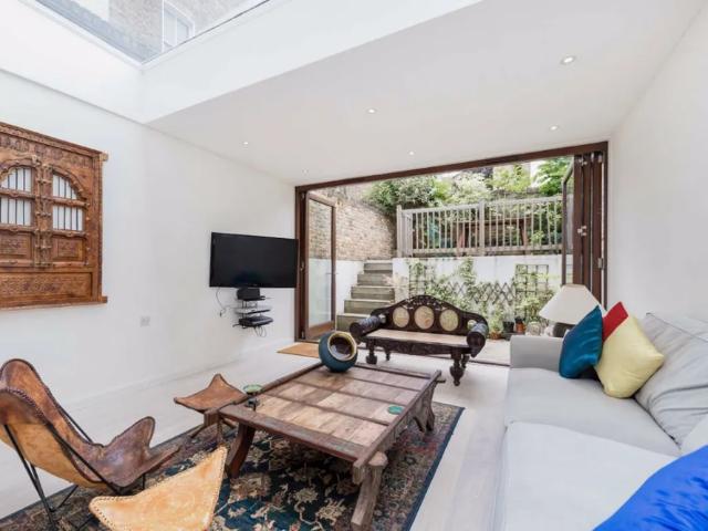 Townhouse for rent in Fitzrovia, Greater London