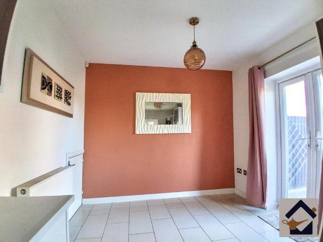 Townhouse for rent in Oxley Park, Shenley Church End