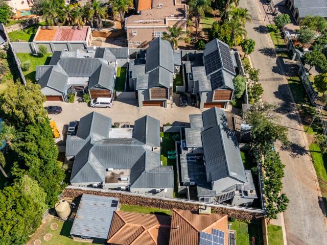 Townhouse for rent in Waterkloof, Gauteng