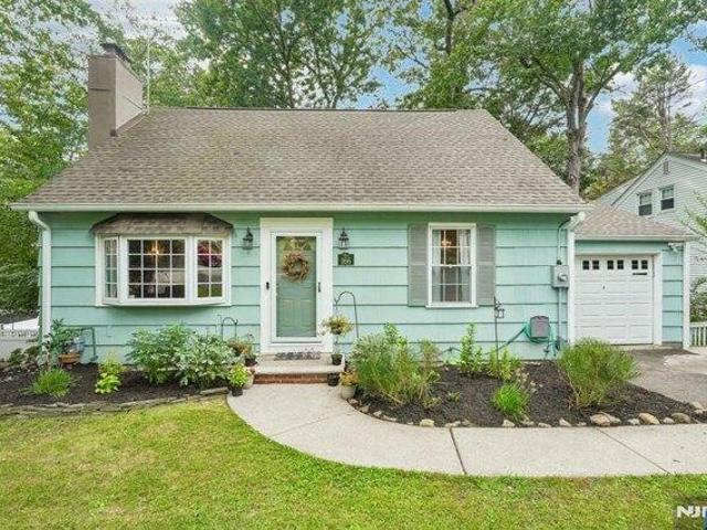 House for sale in Pines Lake, Wayne