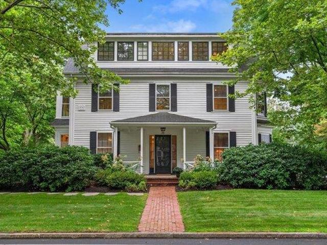 House for sale in Wellesley Hills, Wellesley