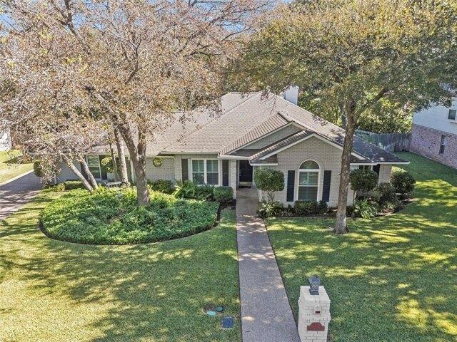 House for sale in Woodway, Texas