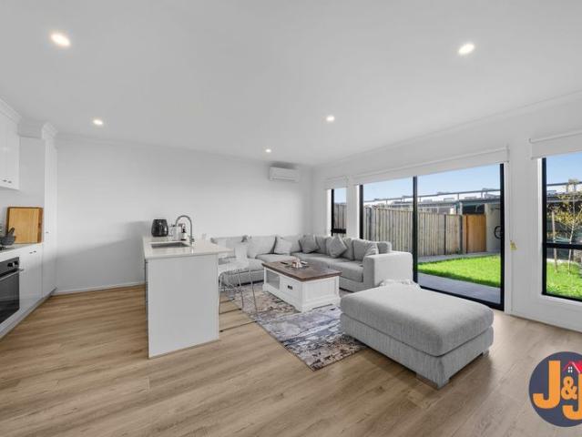 Townhouse for rent in Aurora Estate, Melbourne