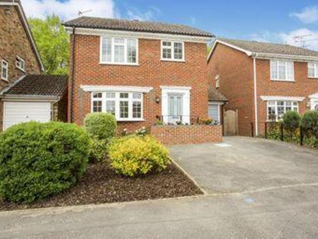 House for sale in Heol-las, Surrey