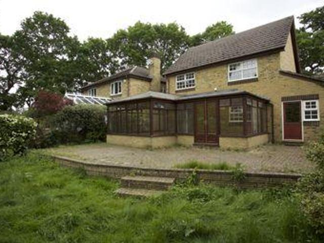 House for rent in Heol-las, Surrey