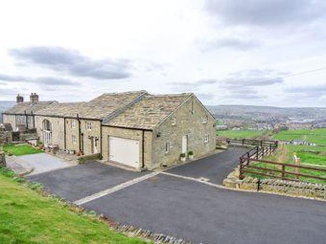 House for sale in Huddersfield, West Yorkshire