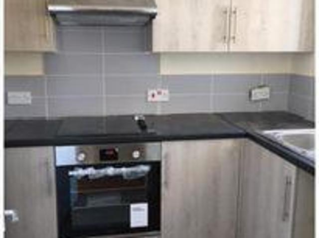 House for rent in Heol-las, Surrey
