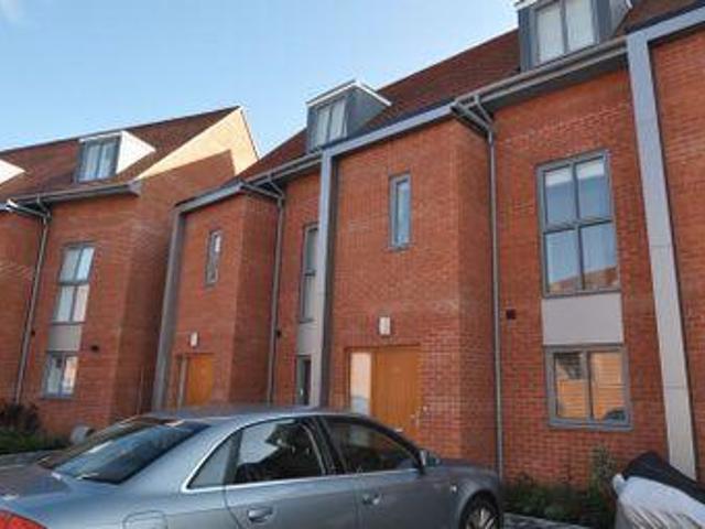 House for rent in Heol-las, Surrey