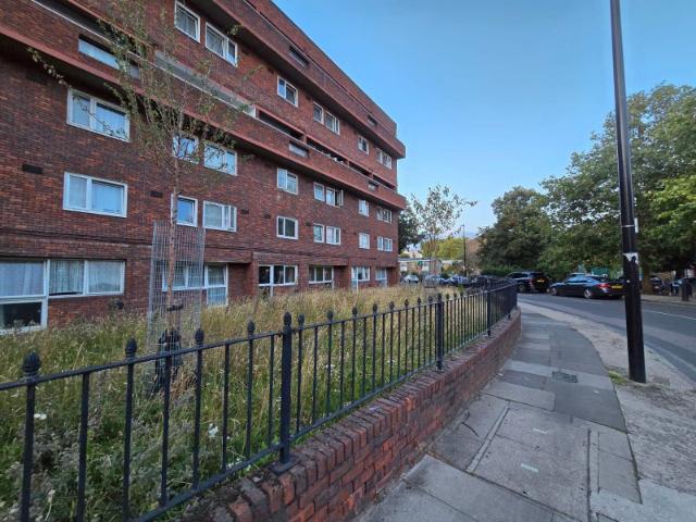 Apartment for rent in Locksley Estate, Limehouse