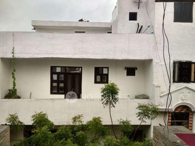 Flat for sale in North Delhi, Deri