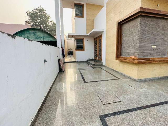 House for sale in Hariana