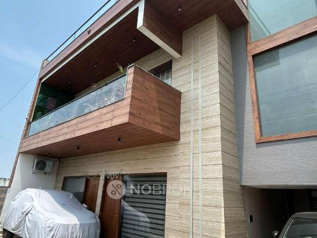 House for sale in Hariana