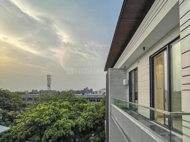 Flat for sale in North West Delhi, Deri
