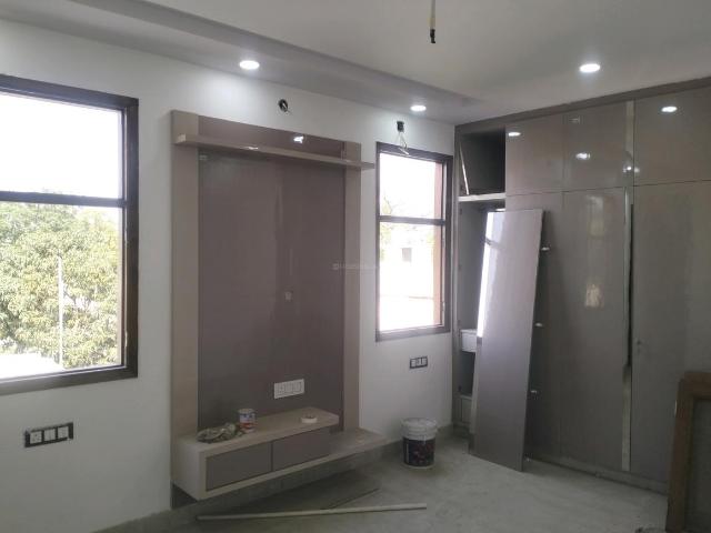 Flat for sale in North Delhi, Deri