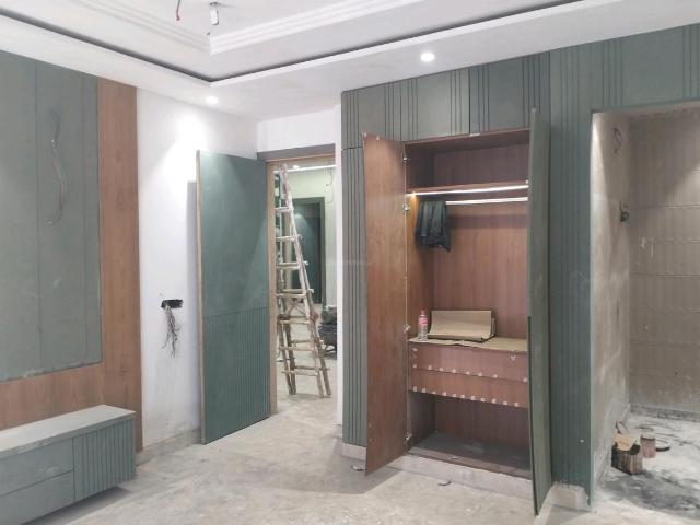 Flat for sale in North Delhi, Deri