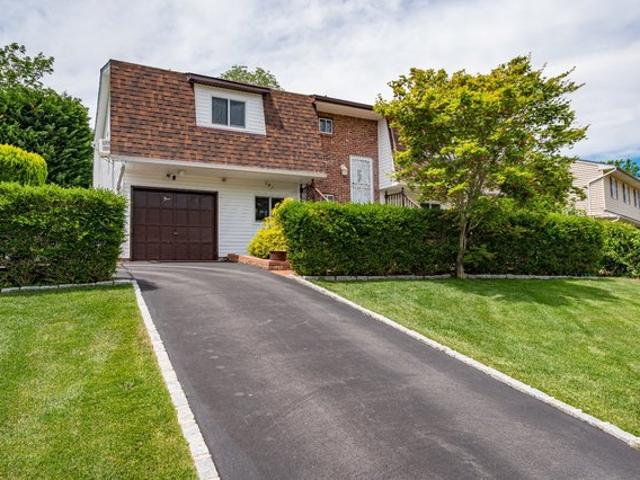 House for sale in Smithtown, New York