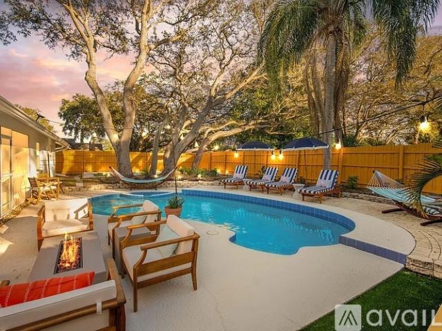 Apartment for rent in Crystal Beach, Florida