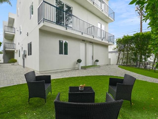Townhouse for rent in Toluca Lake