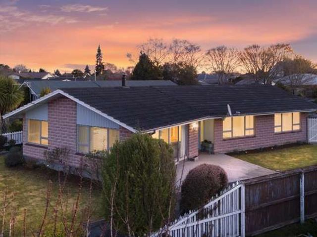 House for sale in Chaslands, Canterbury