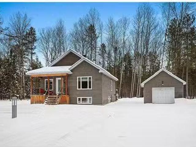 House for sale in L'île-du-grand-calumet, Quebec