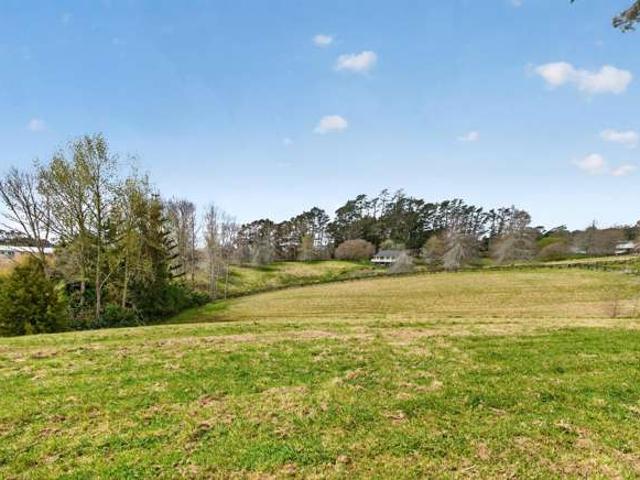 Property for sale in Pāremoremo, Upper Harbour