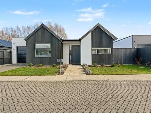 House for sale in Chaslands, Canterbury