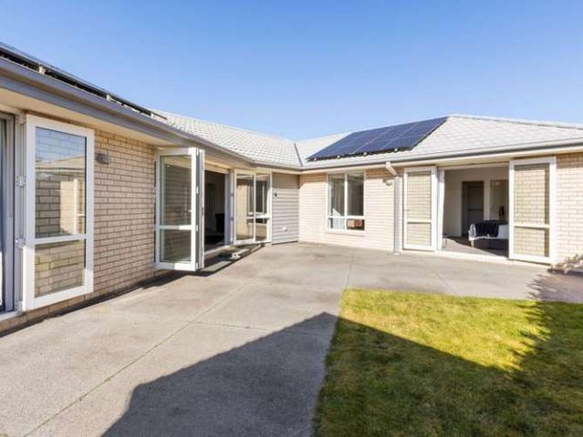 Property for sale in Chaslands, Canterbury