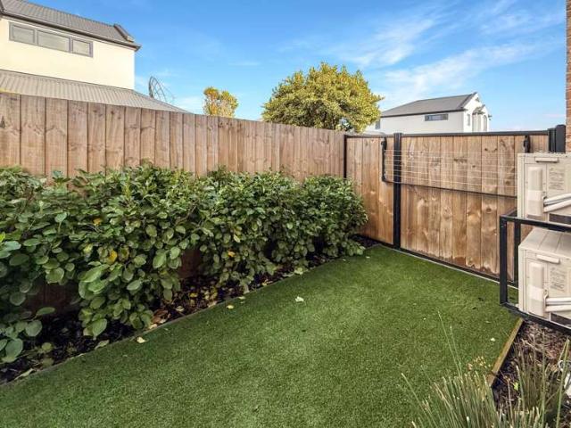 Townhouse for rent in Chaslands, Canterbury