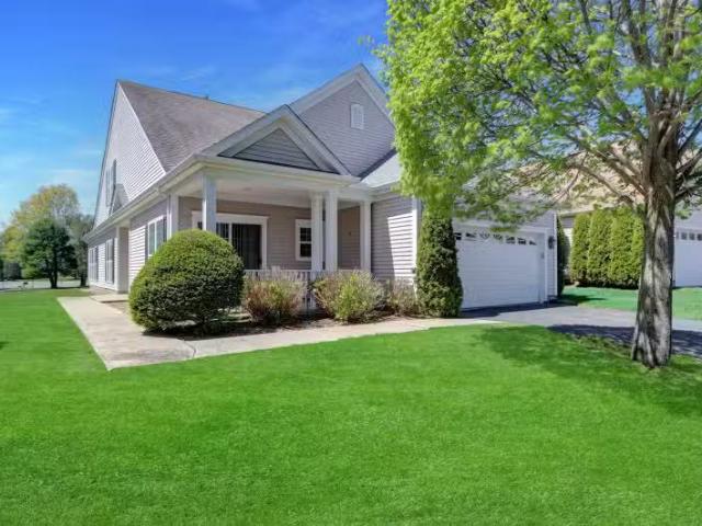 Condo for sale in Smithtown Condo for sale in Smithtown