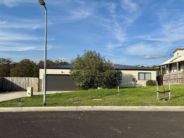 House for rent in Churchill, Victoria