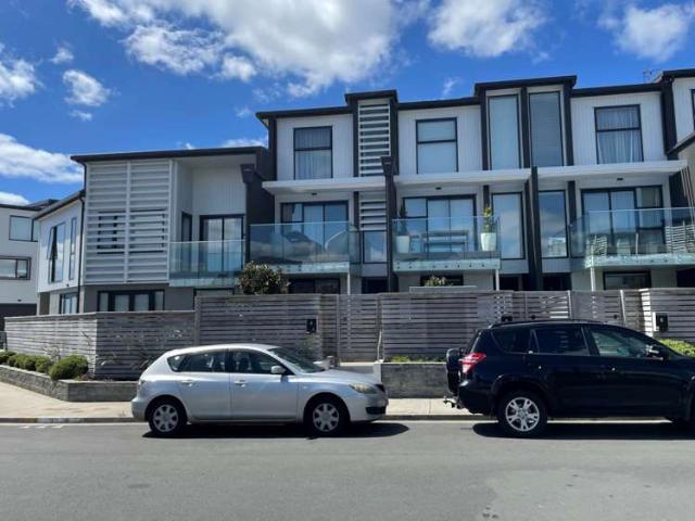 Townhouse for rent in Paremoremo, Oroua County