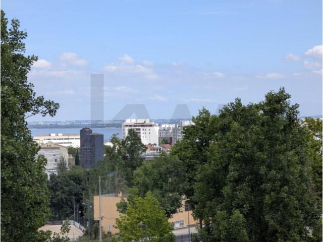Apartamento venda em Bairro das Amendoeiras, Lisboa