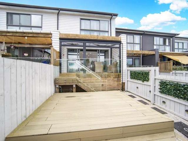 Townhouse for sale in Paremoremo