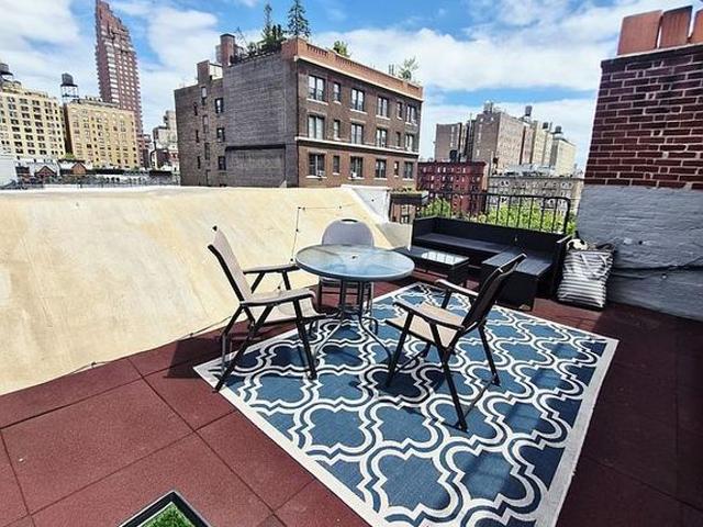 Townhouse for rent in Arverne, New York