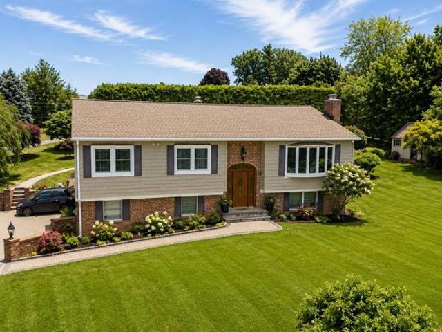 House for sale in Baldwin Place, New York