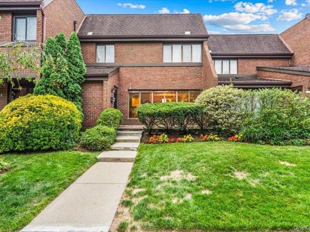 Condo for sale in Acorn Ponds at North Hills, Village of Roslyn