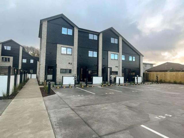 Townhouse for rent in Addington, Canterbury