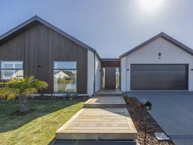 House for sale in Chaslands, Canterbury