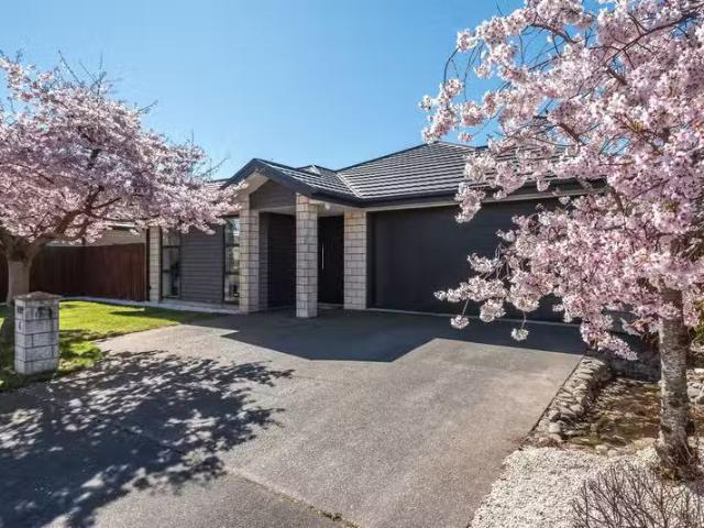 House for sale in Chaslands, Canterbury