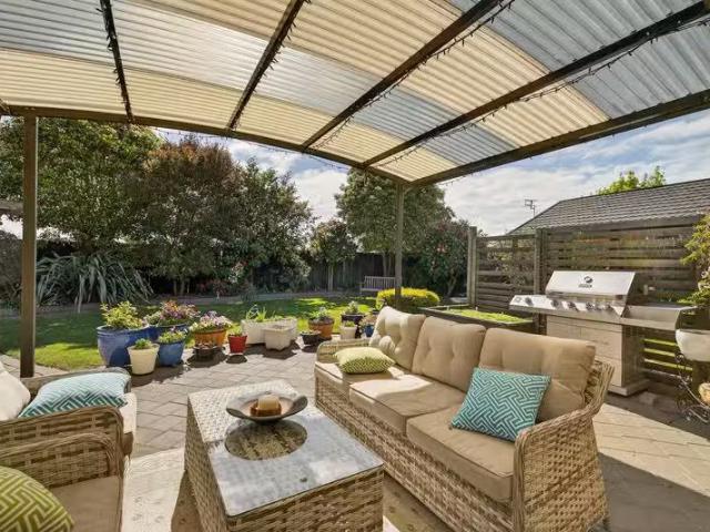 House for sale in Chaslands, Canterbury
