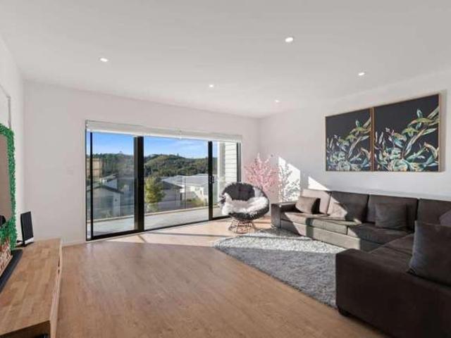 Townhouse for rent in Orewa