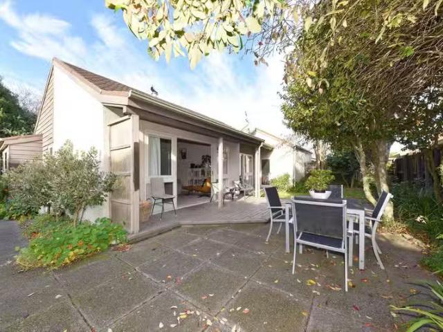 House for sale in Chaslands, Canterbury