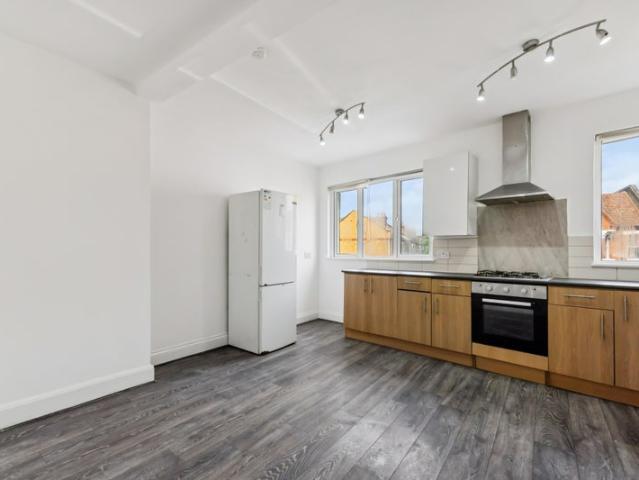 Apartment for rent in London Borough of Merton, Collier's Wood