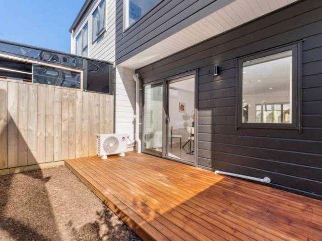 Townhouse for rent in Paremoremo